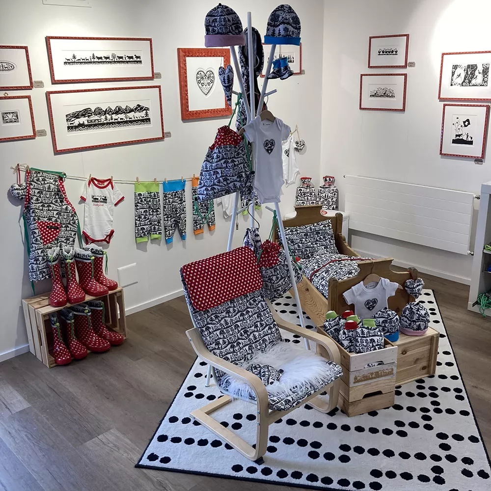scherenschnitt-geschenkartikel im laden haus schererei