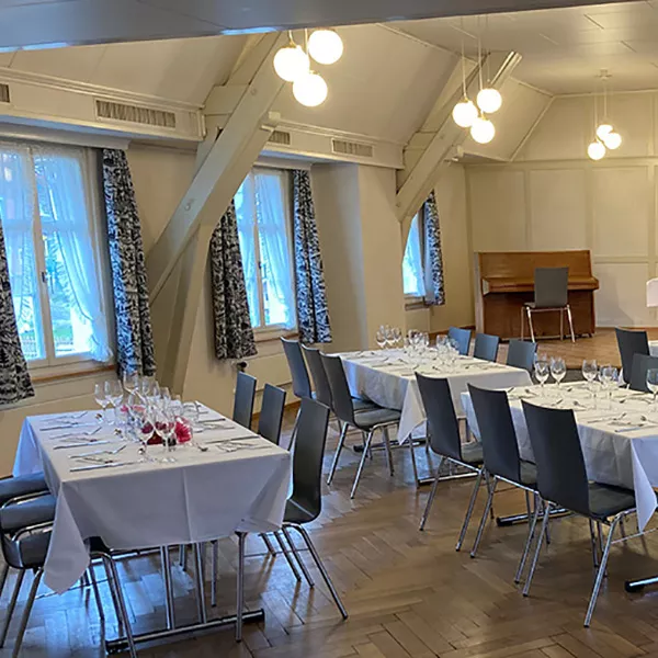 Schererei-Saal mit Bühne im ersten Stock
