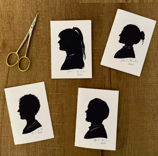 Jolanda Brändle beim Silhouettenschneiden eines Gastes